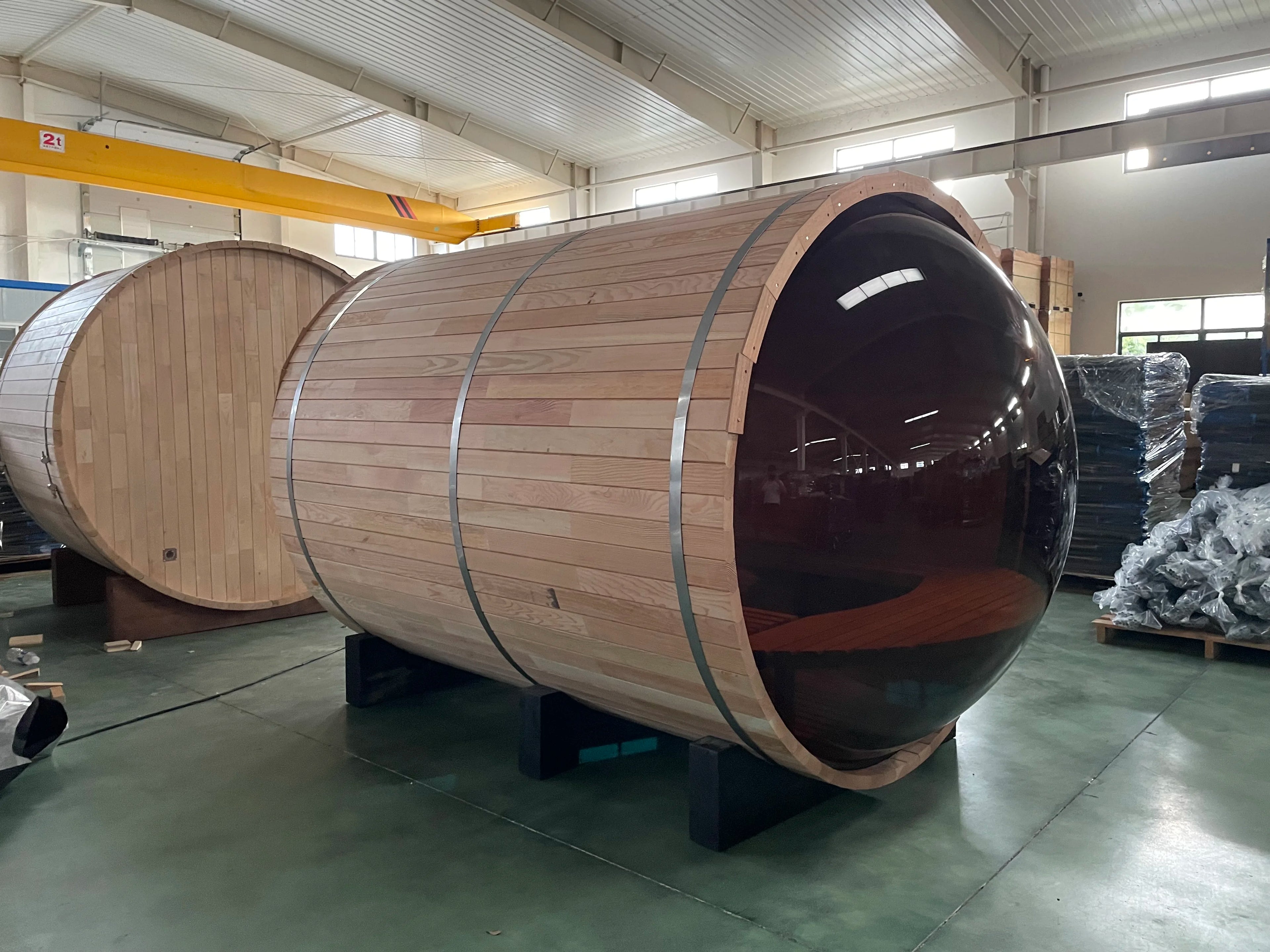 Sauna extérieur en cèdre rouge canadien pour 6 personnes avec vue panoramique et véranda.