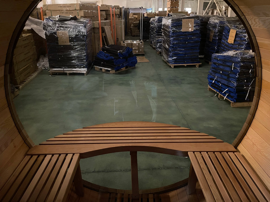 Sauna extérieur en cèdre rouge canadien pour 6 personnes avec vue panoramique et véranda.